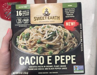 CACIO E PEPE CHICKPEA PASTA IN CREAMY, PLANT-BASED PARMESAN CHEESE AND BLACK PEPPER SAUCE, CACIO E PEPE