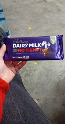 CADBURY DAIRY MILK CHOCOLATE BAR FRUIT AND NUT 95 GR